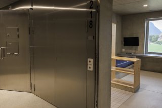 Les deux nouveaux bâtiments de l'établissement pénitentiaire de Crêtelongue (EPCL) en Valais comptent au total 104 cellules dont 80 dans le bâtiment principal.